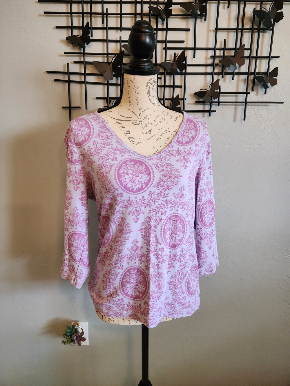 GAP Lavender Medallion V-Neck 3/4 Length Sleeve Tee